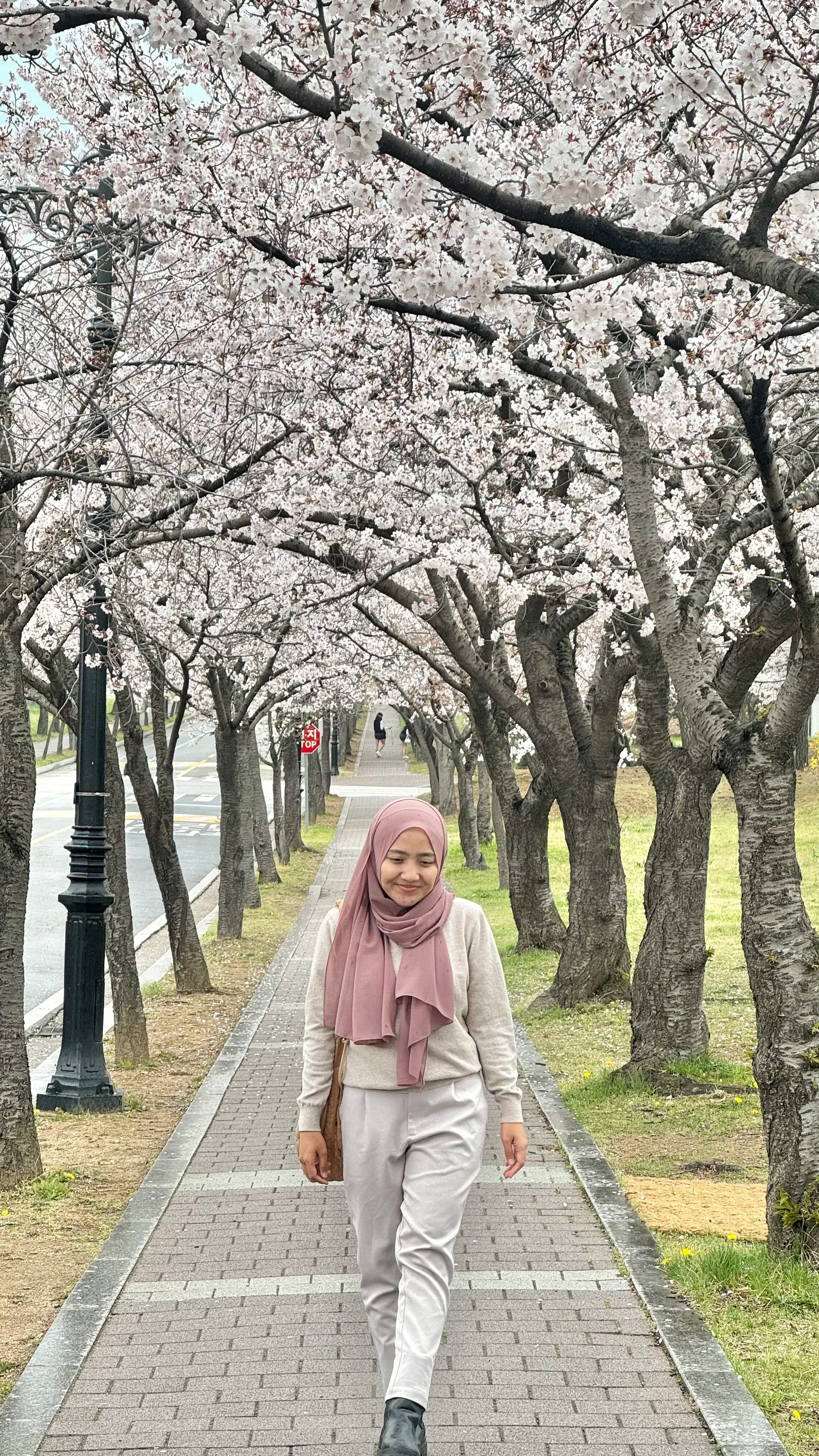 Dewi Ayu Saputri's' profile pictures