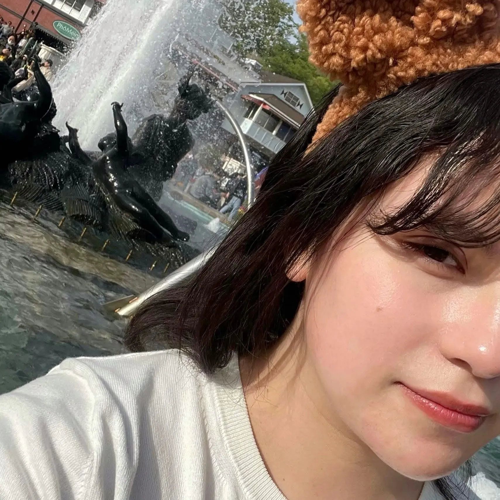 Melani Valencia's' profile pictures
