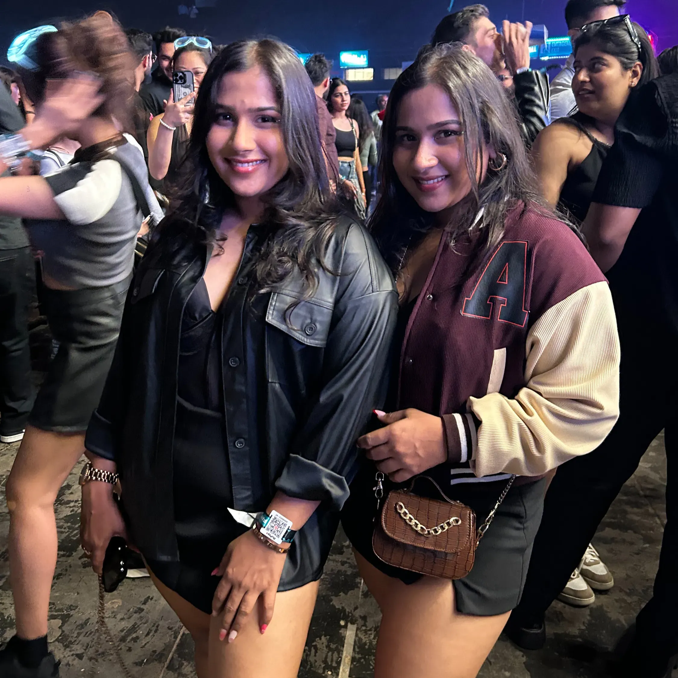 Aashi & Isha Jain's' profile picture